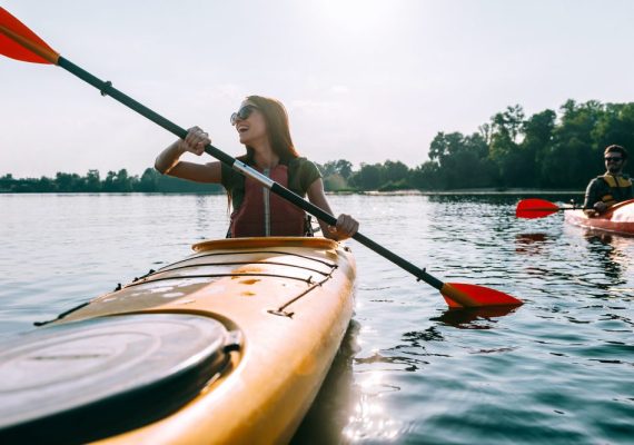 ¿Qué accesorios necesitas para un kayak?